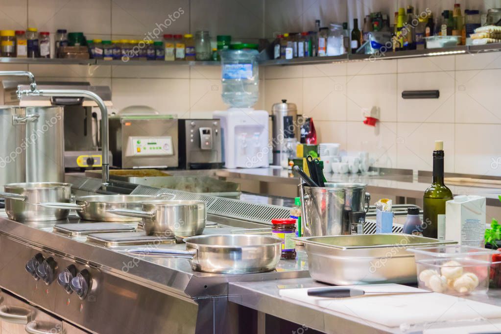 Cocina de restaurante con el equipo trabajando de forma ordenada