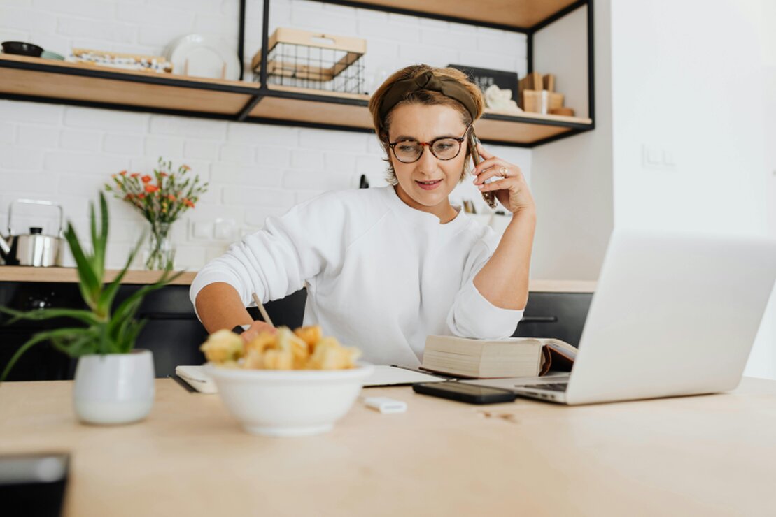 Encargado de cocina usando una checklist digital para organizar tareas